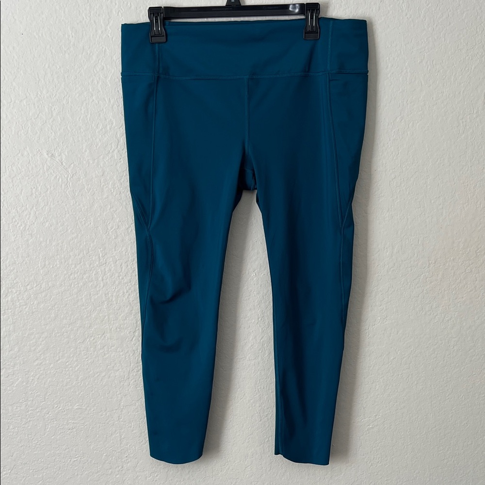 Like New! Athleta Cropped Leggings in Teal in Size L